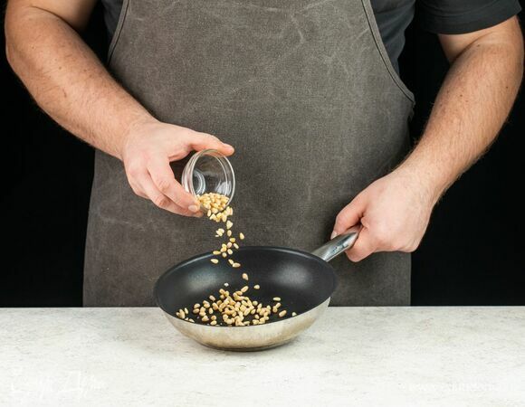 Кедровые орехи поджарьте на сухой сковороде до золотистого цвета.