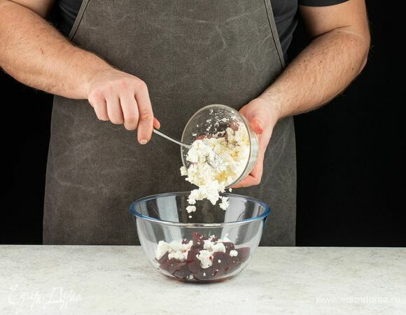 В салатнике соедините свеклу, болгарский перец, брынзу и кедровые орехи.