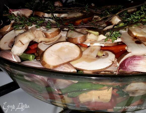 Очистите овощи и крупно нарежьте. Картофель можно взять со шкуркой. Выложите на дно посуды картофель, батат и морковь. Затем фасоль, чеснок и веточки тимьяна. Накройте шампиньонами, нарезанными пластинками.