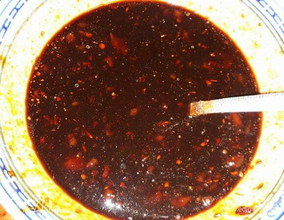 Смешайте мед, соевый соус, вустерширский соус и кетчуп. Добавьте специи и хорошо перемешайте.