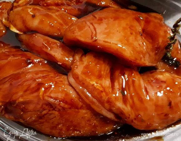 Обмакните куриные грудки в соус. Вылейте остатки соуса на овощи, затем выложите сверху грудки и накройте крышкой.