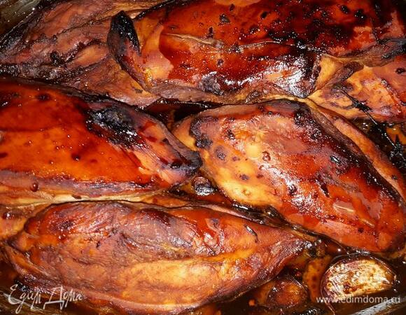 Запекайте в духовке, разогретой до 220°C, 45 минут. Проверьте, готово ли куриное мясо. Его нужно вынуть, как только оно подойдет. Затем оставьте овощи еще примерно на 30 минут.