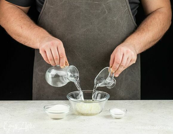 Отварите картофель, морковь и яйца. Очистите.<br />
Замаринуйте лук. Нарежьте мелко, соедините с сахаром и солью, добавьте уксус и кипяток. Перемешайте и оставьте на 10 минут. Затем жидкость слейте.