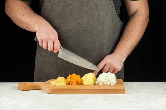 Картофель и морковь отдельно натрите на крупной терке. Яичные белки и желтки отдельно натрите на мелкой терке.