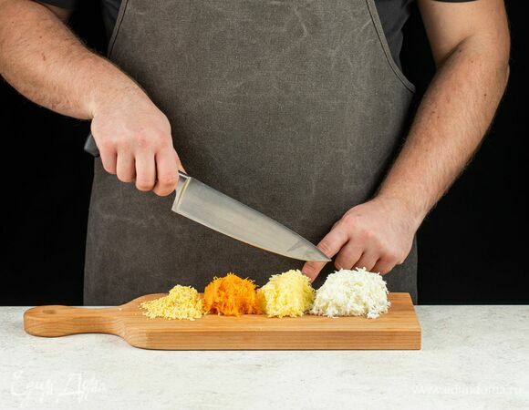 Картофель и морковь отдельно натрите на крупной терке. Яичные белки и желтки отдельно натрите на мелкой терке.