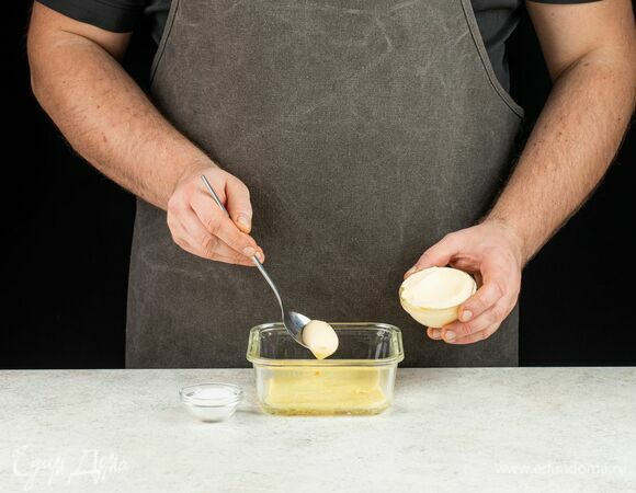 Выкладывайте слои салата в следующей последовательности. Первым слоем идет картофель, немного посолите, смажьте майонезом.