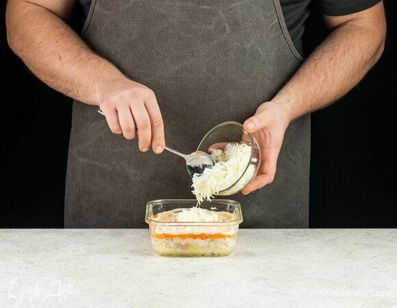 Выложите слой моркови, промажьте майонезом. Затем идет тертый яичный белок, майонез.