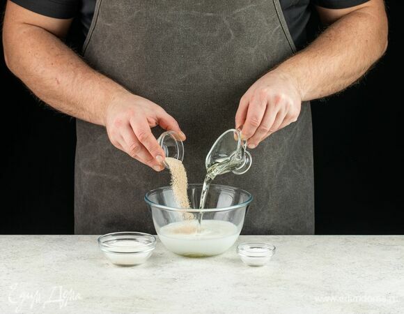 Приготовьте опару. Растворите в теплом молоке сахар, дрожжи, 5 г соли, добавьте 30 мл растительного масла.