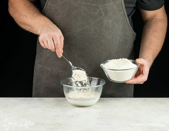 Всыпьте 3 ст. л. муки из общего количества, перемешайте и оставьте на 15 минут.