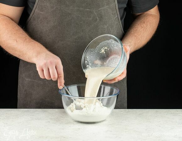 Соедините опару с оставшейся мукой и замешайте тесто.