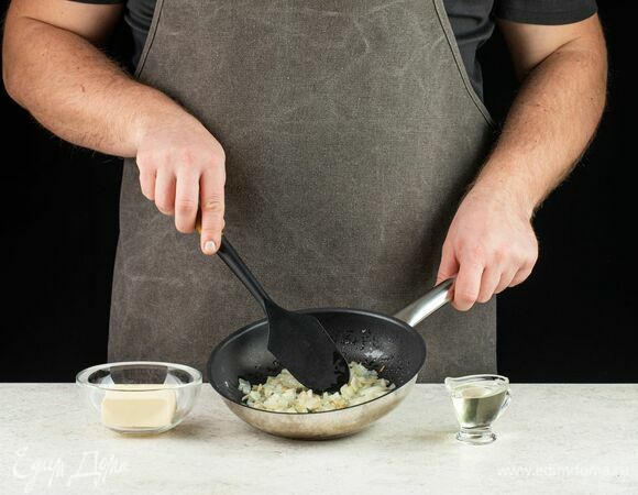 Пока тесто расстаивается, приготовьте начинку. На сковороде разогрейте 30 мл растительного и сливочное масло. Измельчите лук и обжарьте его в сковороде до прозрачности. Посолите и поперчите.