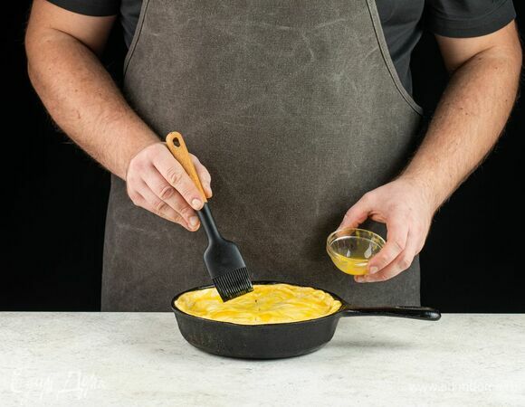 Яичный желток смешайте с 1 ст. л. молока и смажьте сверху пирог. Сделайте сверху в тесте отверстия, чтобы через них выходил пар. 