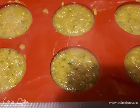 Пюрируйте мякоть ананаса вместе с базиликом, поместите в кастрюлю и доведите до кипения. Смешайте пектин с сахаром и добавьте к пюре. Проварите 30 секунд, затем разлейте пюре в силиконовые формы и уберите в морозилку на ночь.