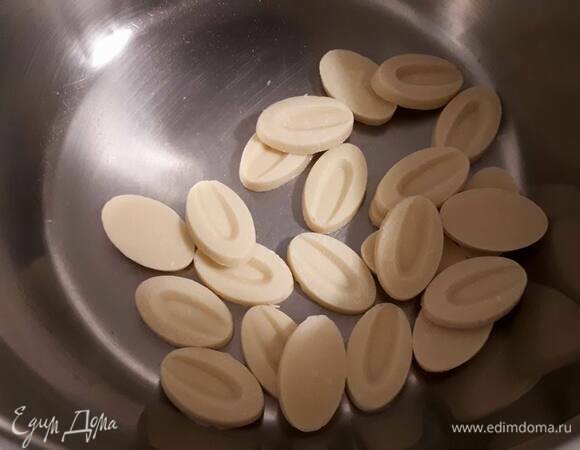 Растопите белый шоколад на водяной бане.