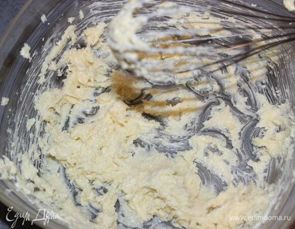 Для теста взбейте размягченное масло с сахарной пудрой.