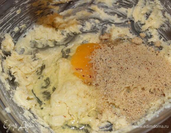 Добавьте яйцо и кокосовую стружку (на фото не кокос, но это неважно).