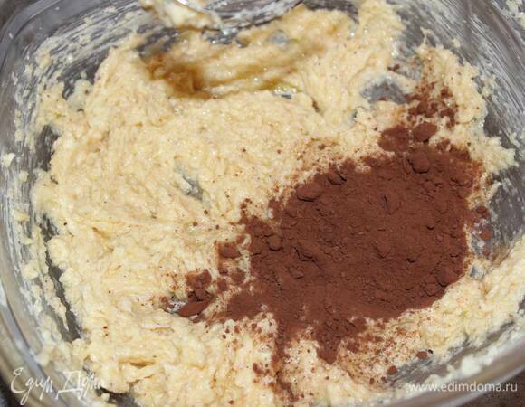 Добавьте какао и продолжайте взбивать.