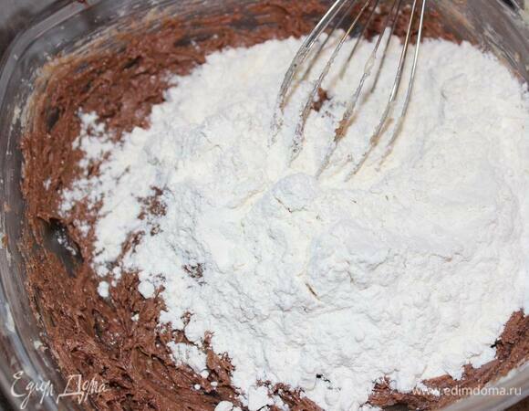 Добавьте муку и соберите тесто в шар. Оно будет немного липким, но не надо добавлять муку.