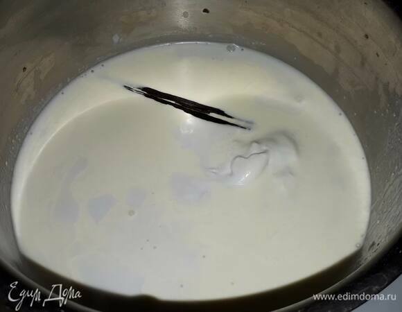 Прогрейте сливки с ванилью.