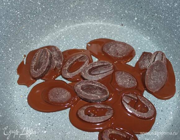 Растопите черный шоколад на водяной бане.