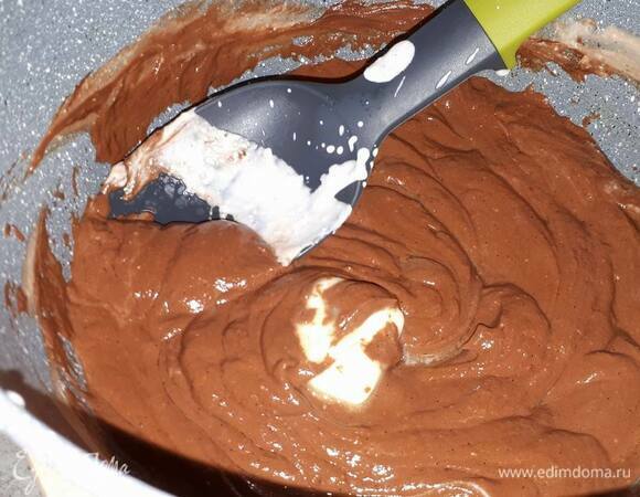 Влейте сливки по частям к шоколаду, размешивая каждый раз до однородного состояния. Затем добавьте масло и хорошо вмешайте его.