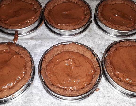 Разлейте ганаш по тарталеткам и уберите в холодильник минимум на час.