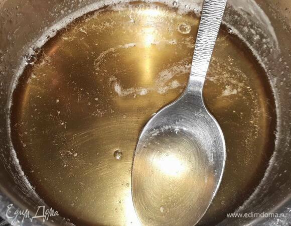 Для напажа замочите желатин в холодной воде. Доведите до кипения воду с сахаром, затем отожмите желатин и вмешайте в сироп. Дайте остыть до 35–38°C. У кого нет термометра, это примерно 40 минут.