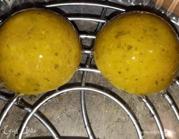 Выложите ананасовое желе на решетку и вылейте на него напаж. Дайте стечь излишкам.