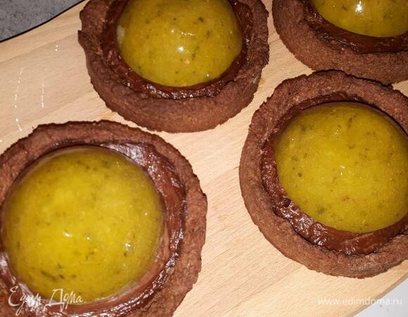 Выложите куполы на тарталетки.