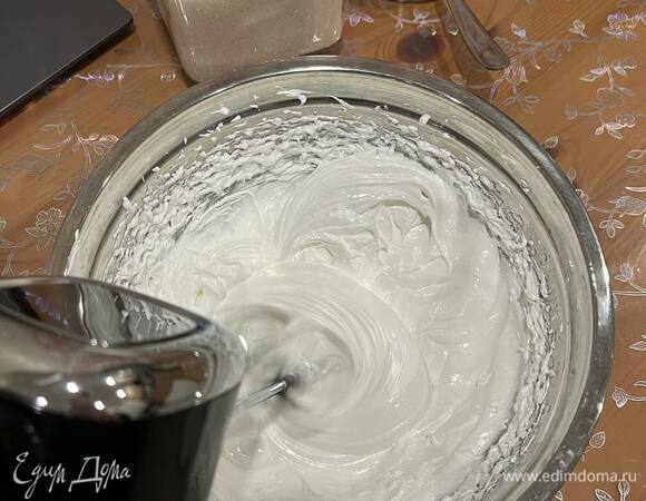 Для создания аквафабы (безе без яиц) нам потребуется всего 3 ингредиента. Необходимо взять глубокую миску, высыпать туда соль, сахар и влить жидкость от консервированного горошка. Взбить при помощи миксера (на самой высокой скорости) до загустения. Полученная масса должна быть густой и иметь белый цвет. Если консистенция жидковата, то нужно добавить больше сахара.