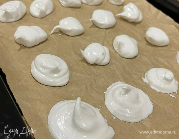 Затем выложить содержимое на противень. В данном рецепте аквафаба была выложена на пергамент при помощи кондитерского мешка, можно использовать специальные формочки для выпекания.<br />
Выпекать при температуре 100°C 40 минут.
