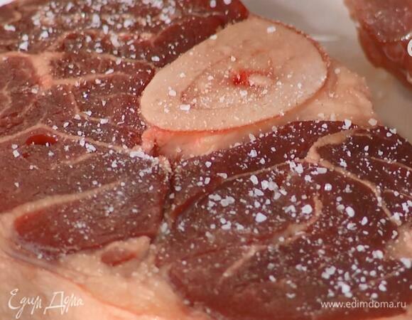 Мясо посолить и поперчить.