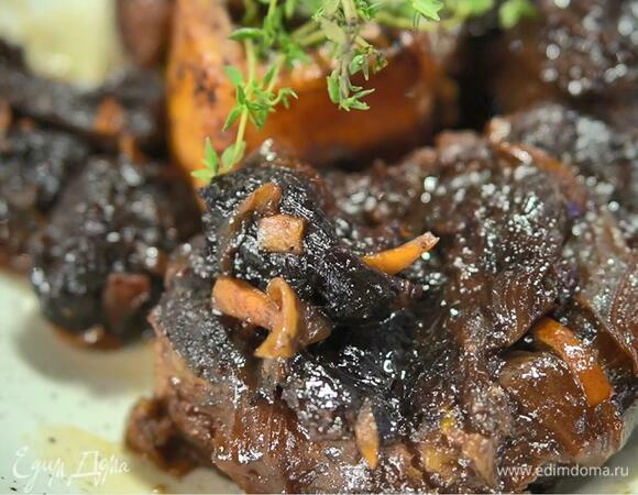 Готовое мясо вместе с жидкостью разложить в тарелки и украсить веточками тимьяна.