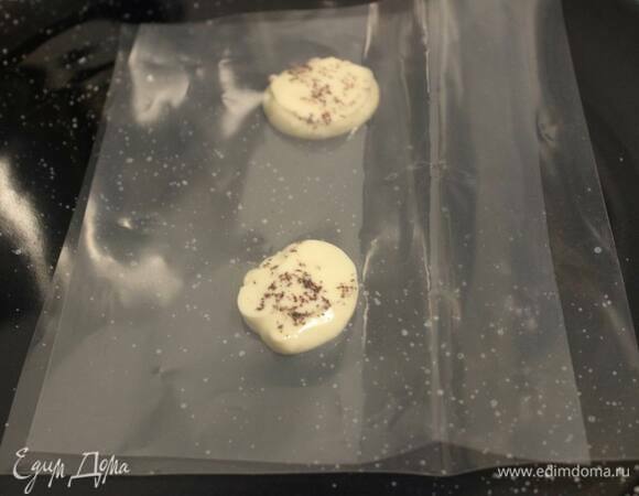 Выложите по половине чайной ложки на бумагу. Затем расплющите и положите на что-нибудь круглое, чтобы придать форму черепицы (я кладу в половинку пластиковой бутылки). Оставьте застывать на ночь.