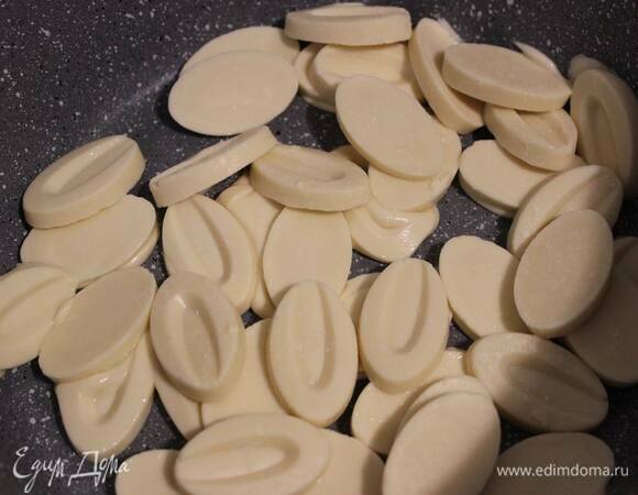 Для ганаша растопите белый шоколад на водяной бане.