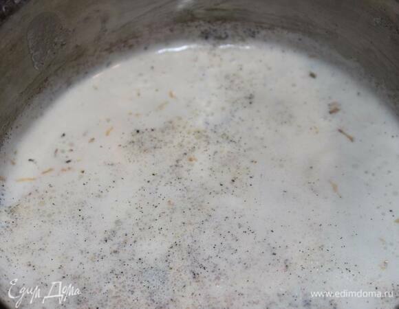 Прогрейте сливки со специями и дайте настояться 10 минут. Затем влейте кофе, граппу и кофейный экстракт. Можно просто добавить 2 ст. л. растворимого кофе. Прогрейте еще раз.