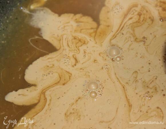 Удалите специи и влейте сливки к шоколаду по частям, каждый раз размешивая до однородного состояния. Накройте пленкой смесь и уберите в холодильник на ночь.