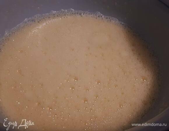 Для бисквита взбейте желтки и яйцо с сахаром.