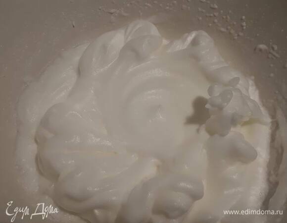 Затем взбейте белки в пену.