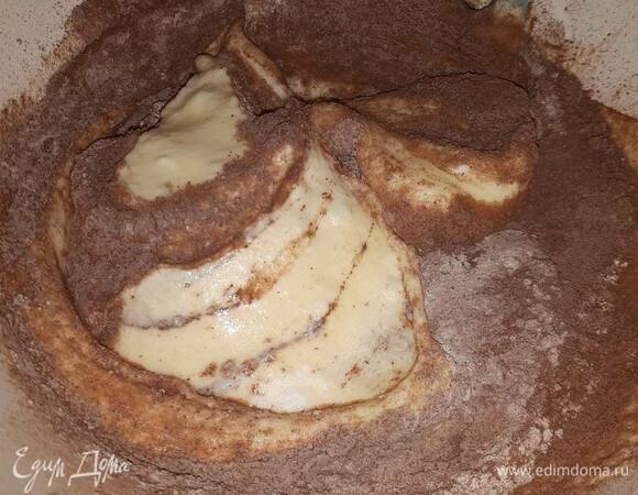 Добавьте просеянные муку и какао и перемешайте до однородности.