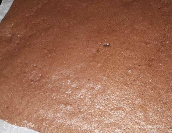 Разровняйте на противне в прямоугольник примерно 30 х 40 см и выпекайте в разогретой до 170°C духовке 12 минут. Пропитайте граппой и дайте остыть.