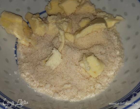 Смешайте все ингредиенты для штрейзеля и замесите тесто. Оно будет немного липким, но не надо ничего добавлять.