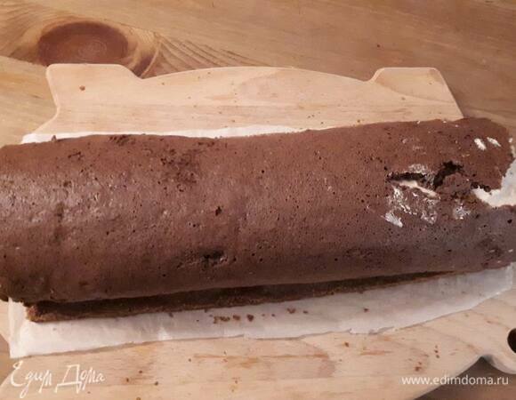 Заверните рулет к краю, где нет ганаша, и положите его на штрейзель.