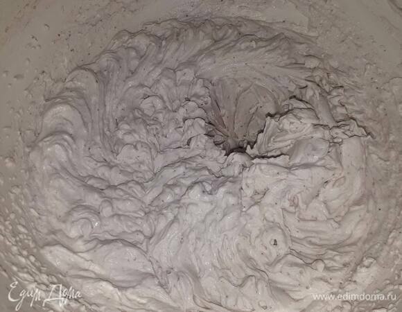 Взбейте маскарпоне со сливками. Затем добавьте сахар и загуститель и еще раз взбейте.