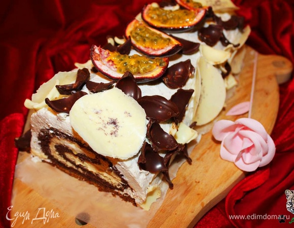 Распределите взбитые сливки по рулету и обрежьте края. Украсьте шоколадом и/или фруктами.