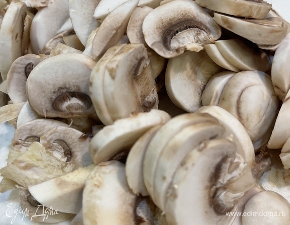 Режем шампиньоны слайсами и обжариваем на сухой сковороде, пока из них не испарится жидкость. Слегка солим.