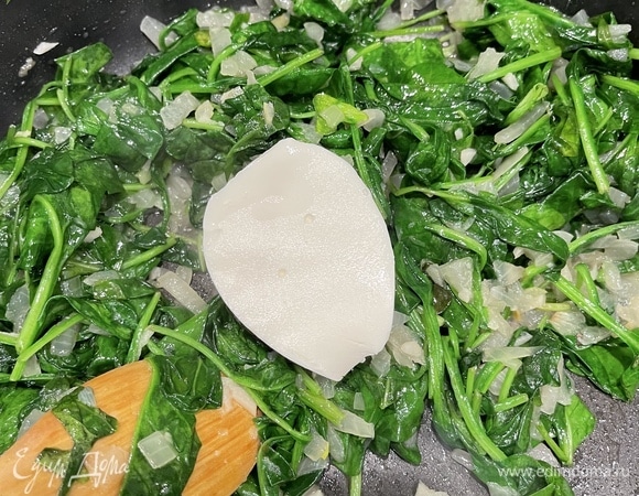 Обжариваем мелко нарезанный лук и чеснок в небольшом количестве масла, добавляем шпинат. Как только он ужарился, кладем 1 ст. л. сыра. Растворяем сыр, соль, перец слегка и выключаем.