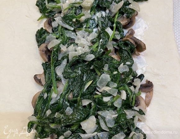 На грибы выкладываем шпинат.