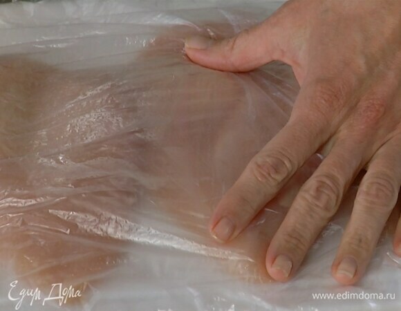 Грудки накрыть целлофаном и отбить скалкой.