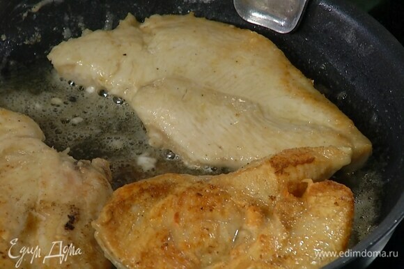 Разогреть в сковороде 1 ч. ложку сливочного и 1 ст. ложку оливкового масла и обжаривать филе до появления румяной корочки.